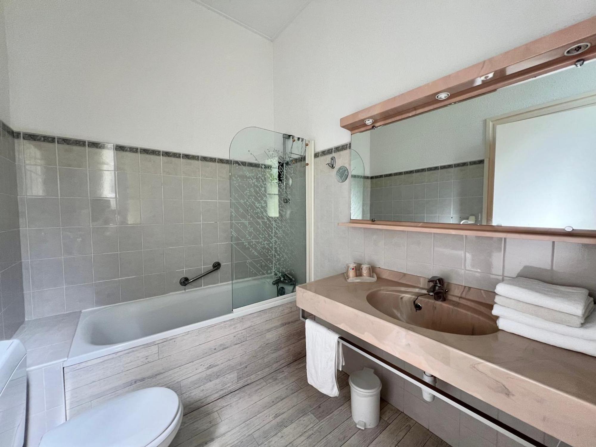 Logis Hotel Restaurant Des Thermes Lamalou-les-Bains Esterno foto
