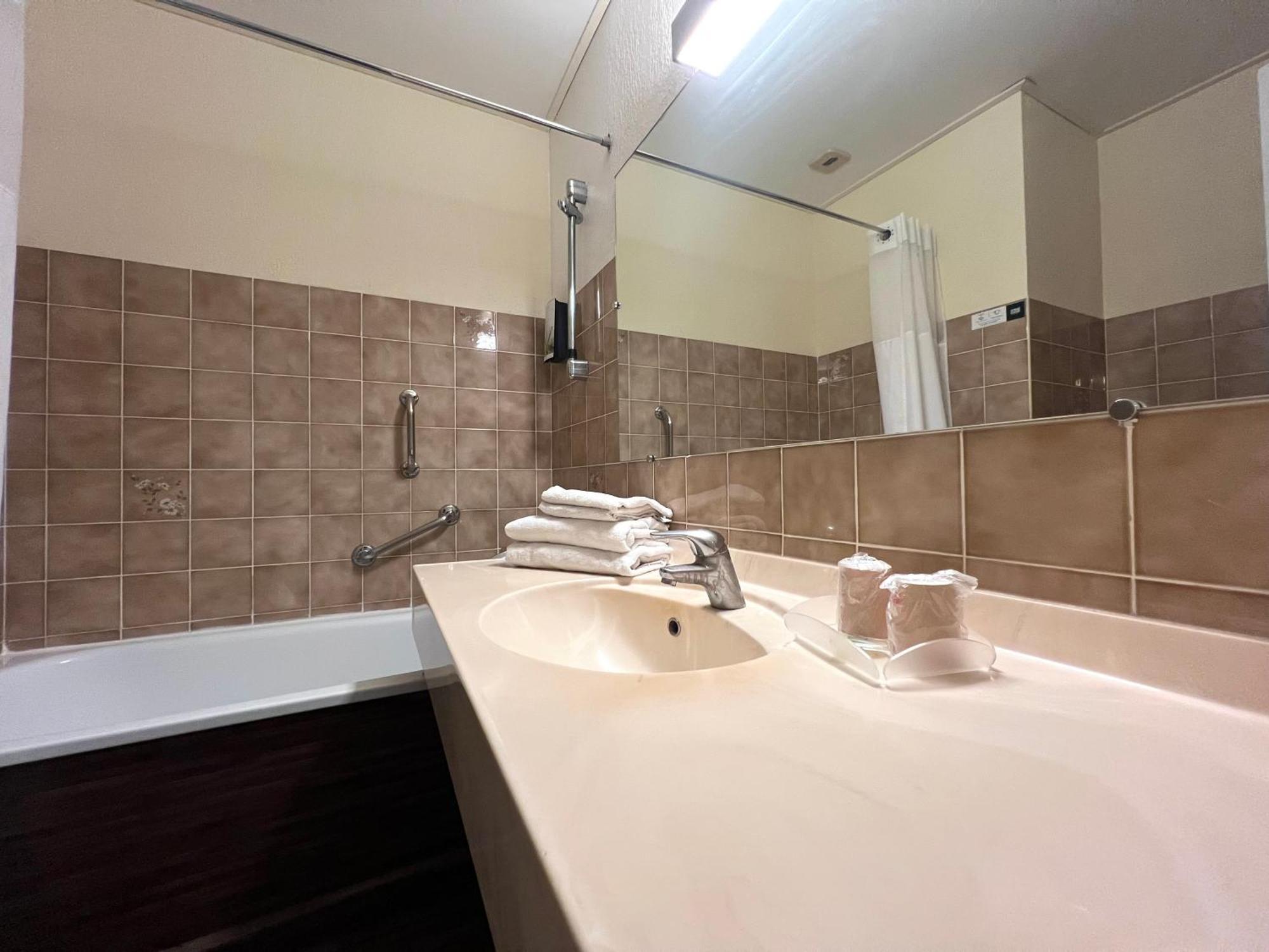Logis Hotel Restaurant Des Thermes Lamalou-les-Bains Esterno foto